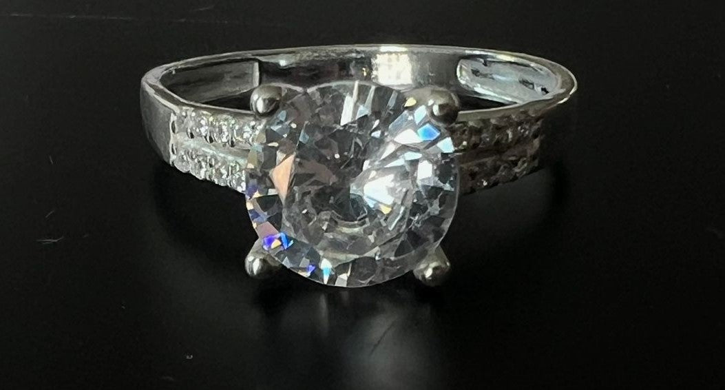 Anel Com Cristal Redondo Cravejado Swarovski