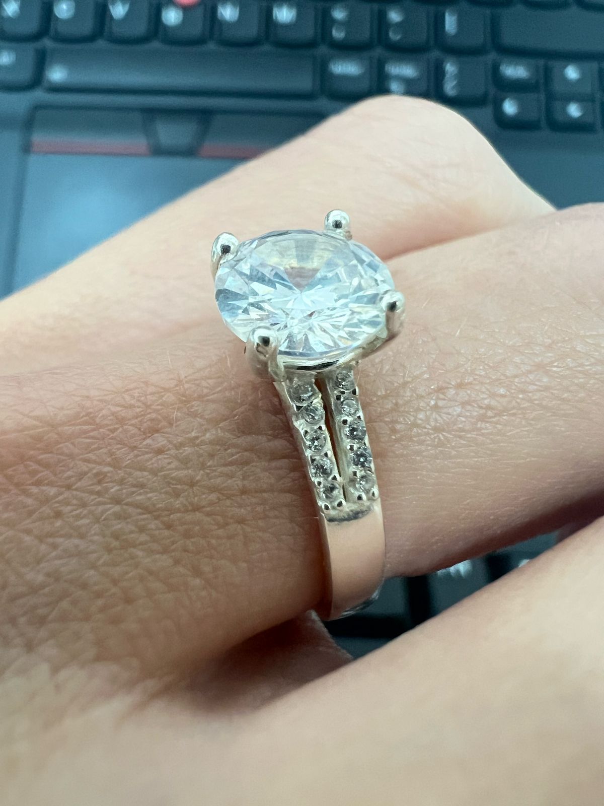 Anel Com Cristal Redondo Cravejado Swarovski
